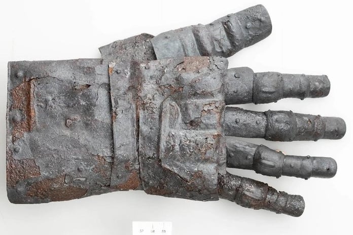 İsviçre’deki Ortaçağ kalesinde zırh eldiveni bulundu