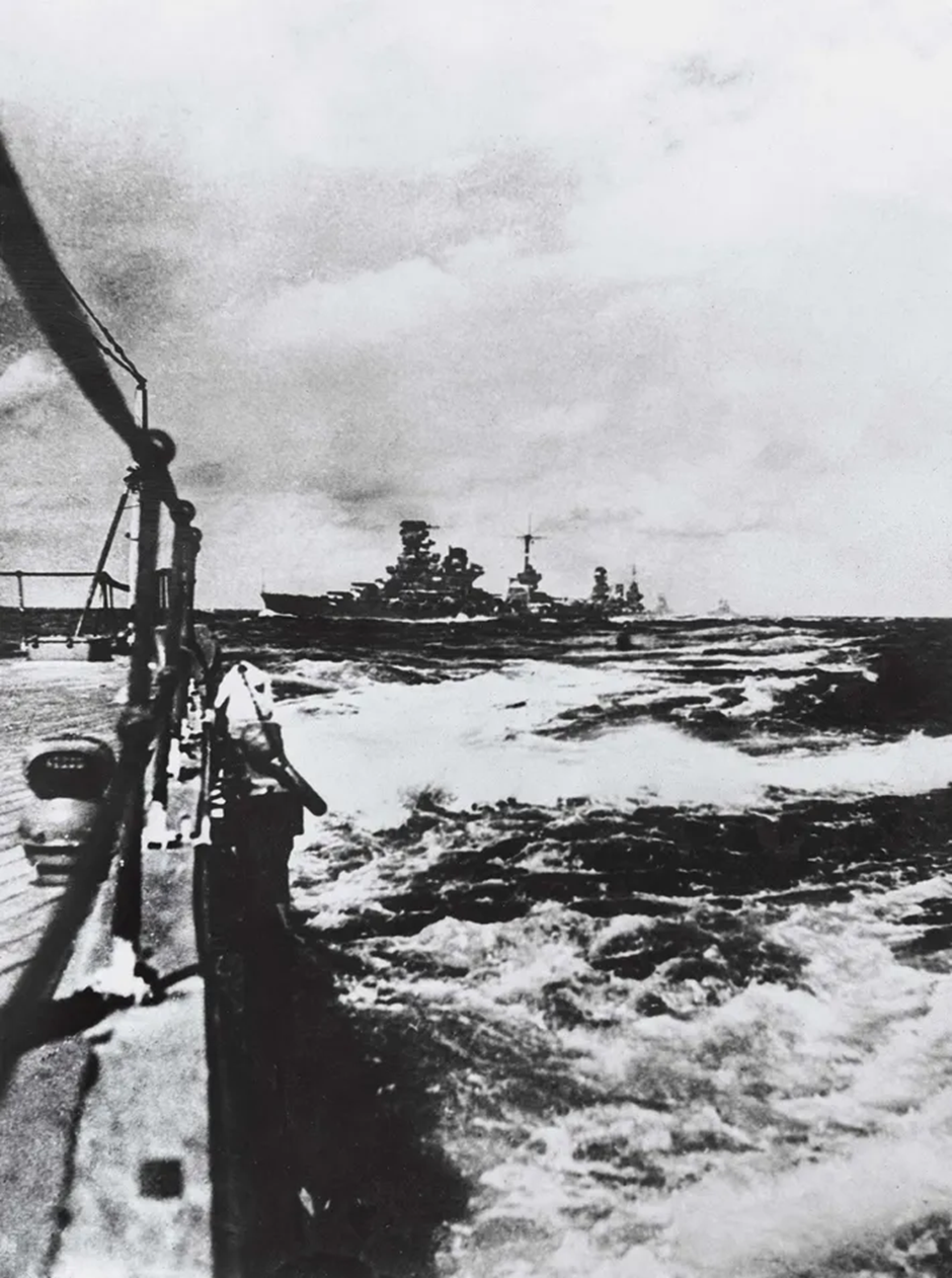 Japon savaş gemileri, Hawaii'ye yaklaşırken Yamamoto tarafından gönderilen uçak gemilerini korudu.