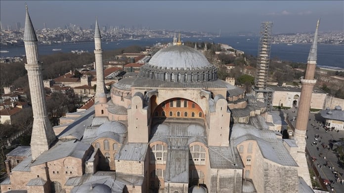 Ayasofya-i Kebir Cami-i Şerifi'ne "La ilahe illallah" mahyası asıldı