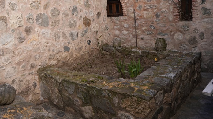 Bolu'da tarihi handa dükkanlar arasında kalan türbenin ilginç hikayesi