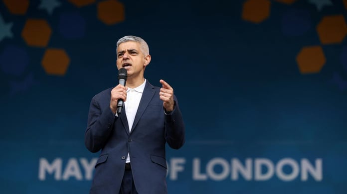 İngiltere yerel seçimleri: Müslüman aday Sadık Khan 3. kez Londra Belediye Başkanı seçildi