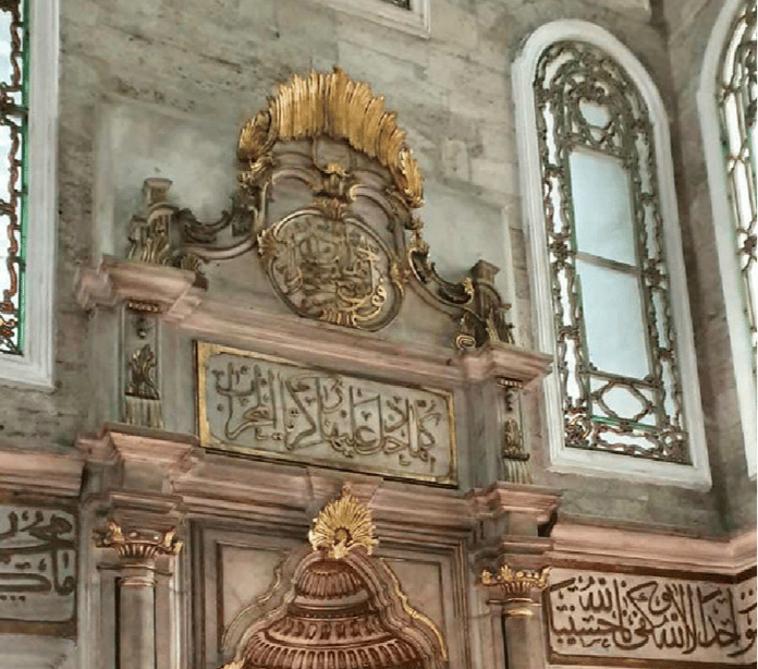 Murat Bardakçı'dan papaz silüeti görünüyor iddiasıyla Eyüpsultan Camii'nin mihrap alınlığının üzerini kapatan Diyanet'e eleştiri