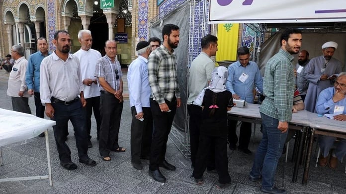 İran'da 14. Dönem Cumhurbaşkanlığı Seçimlerinde oy verme süresi ikinci defa uzatıldı