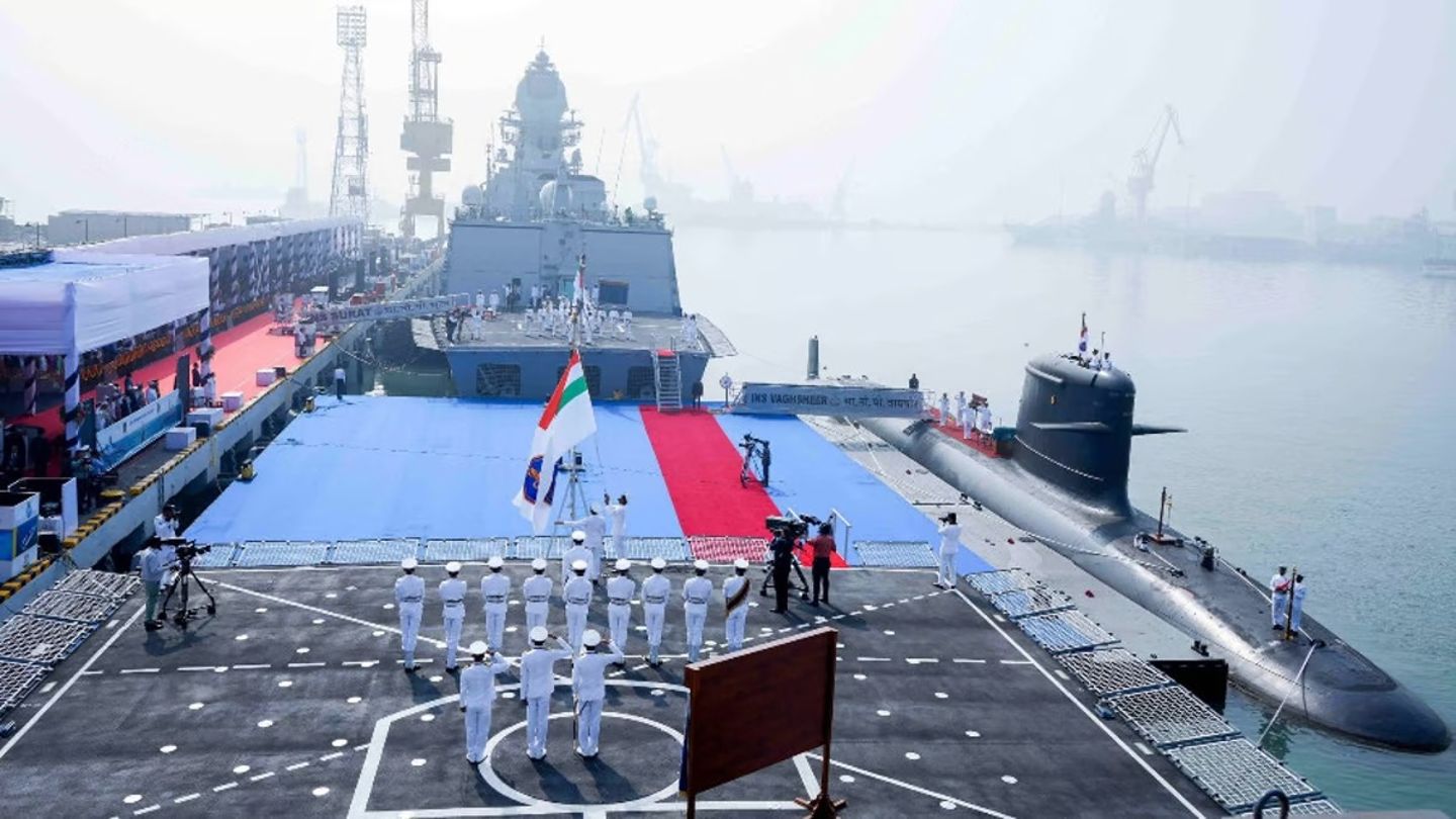 Hindistan'da, 3 yeni savaş gemisi donanmanın envanterine girdi