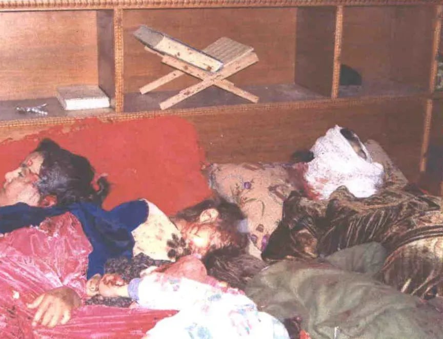 Ayda Yassin Ahmed 40 yaşında bir anneydi. Fotoğrafta öldürülen çocukları ile birlikte yatak odasında olduğu görülüyor. Yataktaki tüm aile fertleri, ABD Deniz Piyadeleri tarafından öldürüldü. <br><br>Soldan sağa: Sabaa 10 yaşında, Ayesha 3yaşında, Zainab (ön planda) 5yaşında, Mohammed, 8 yaşında ve Ayda. Tek kurtulan, ateş sırasında yatağın yanındaki bir köşeye saklanan on bir yaşında bir kız çocuğu olan Safa'ydı.