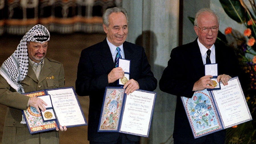 Filistin Kurtuluş Örgütü lideri Yaser Arafat ve Ariel Şaron, uzun süren çatışmaların ardından yapılan Oslo anlaşmaları nedeniyle Nobel ödülü alırken.