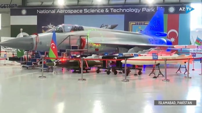 Azerbaycan Cumhurbaşkanı Aliyev Pakistan’da JF-17 savaş uçağını inceledi