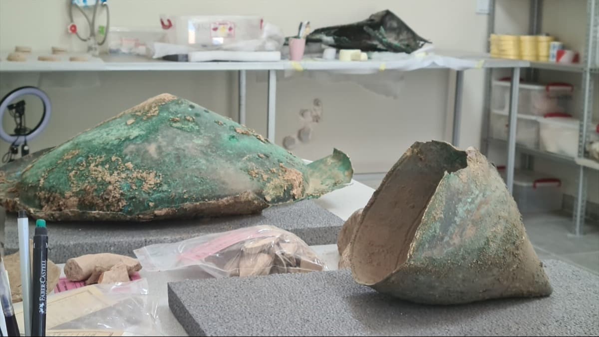 Van'daki Ayanis Antik Kenti'nde Urartuların "baştanrısı" Haldi'ye adanmış üç bronz kalkan ve miğfer bulundu