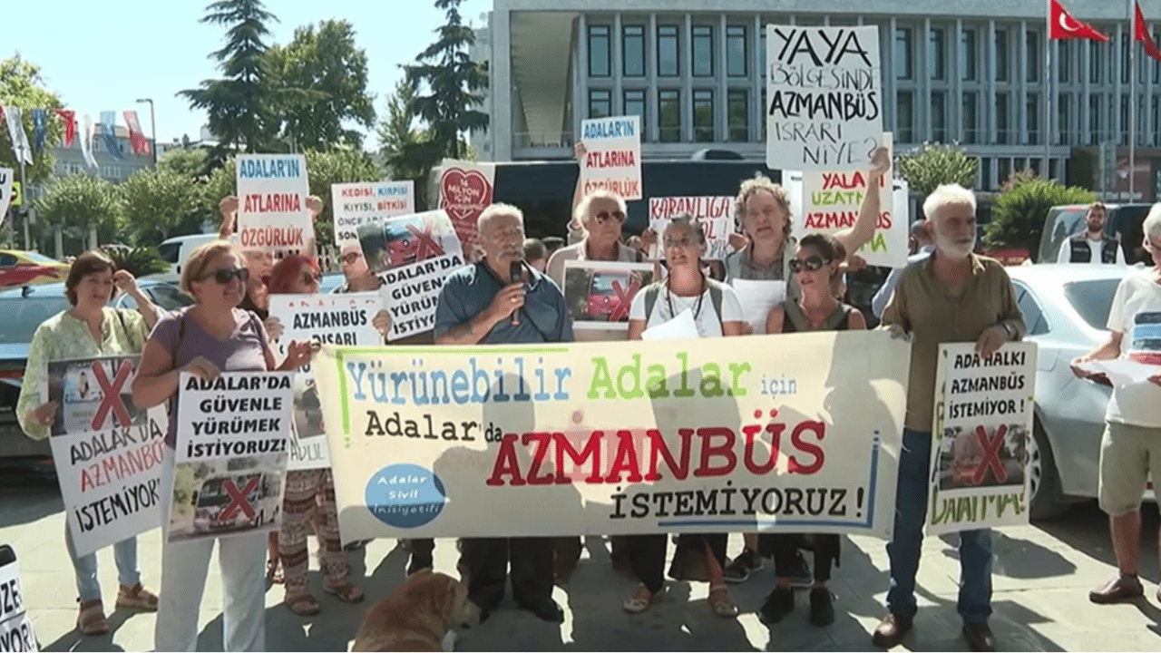 İBB önünde "azmanbüs" eylemi: Adalar'a neden dayatılıyor?