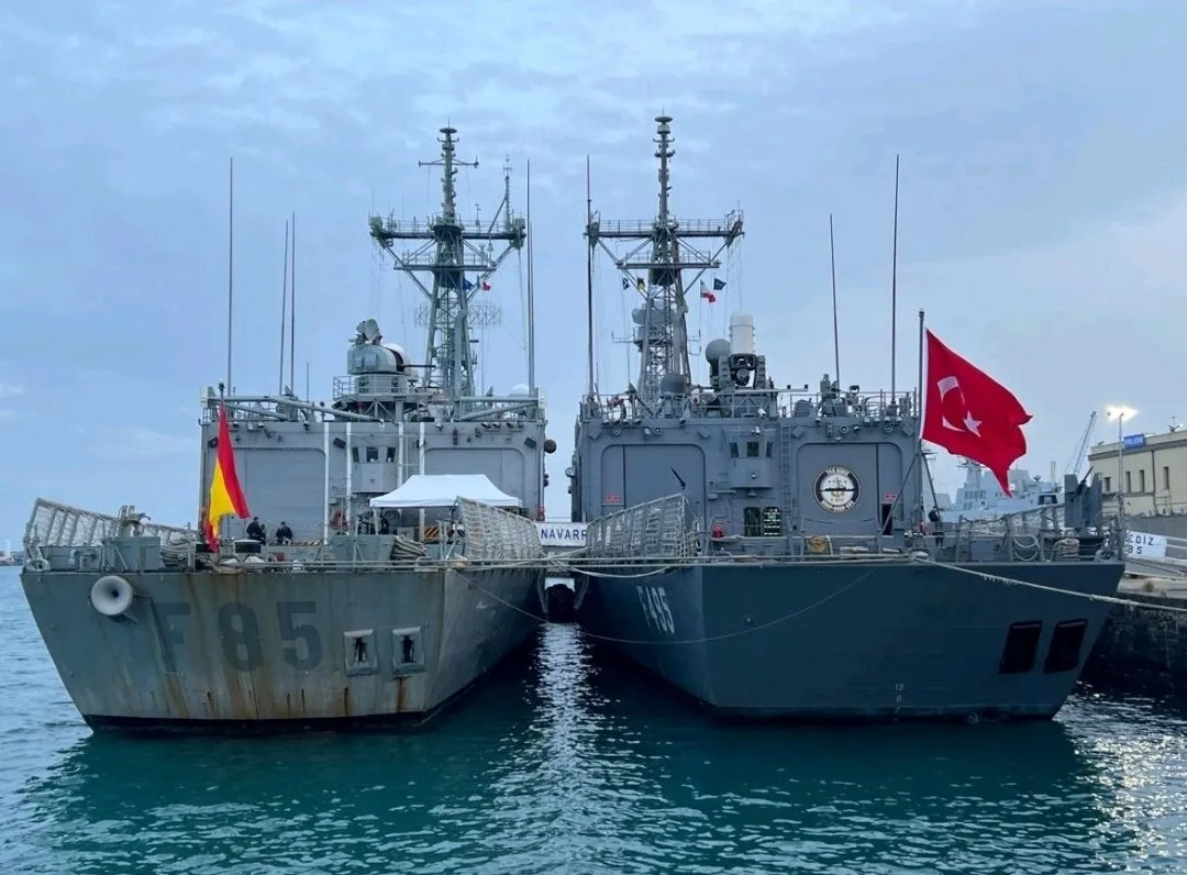 İki OHP fırkateyni: Solda İspanyol Donanması'ndan SPS Navarra, sağda Türkiye'nin geliştirilmiş GENESIS OHP fırkateyni TCG Gediz