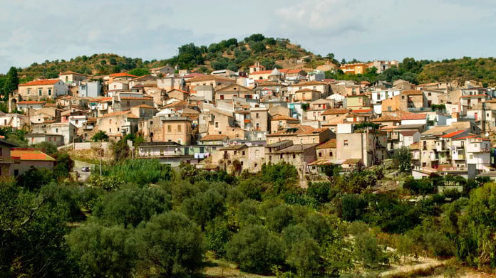 46 nüfuslu İtalyan köyünde 30 kişi belediye başkanlığına aday oldu