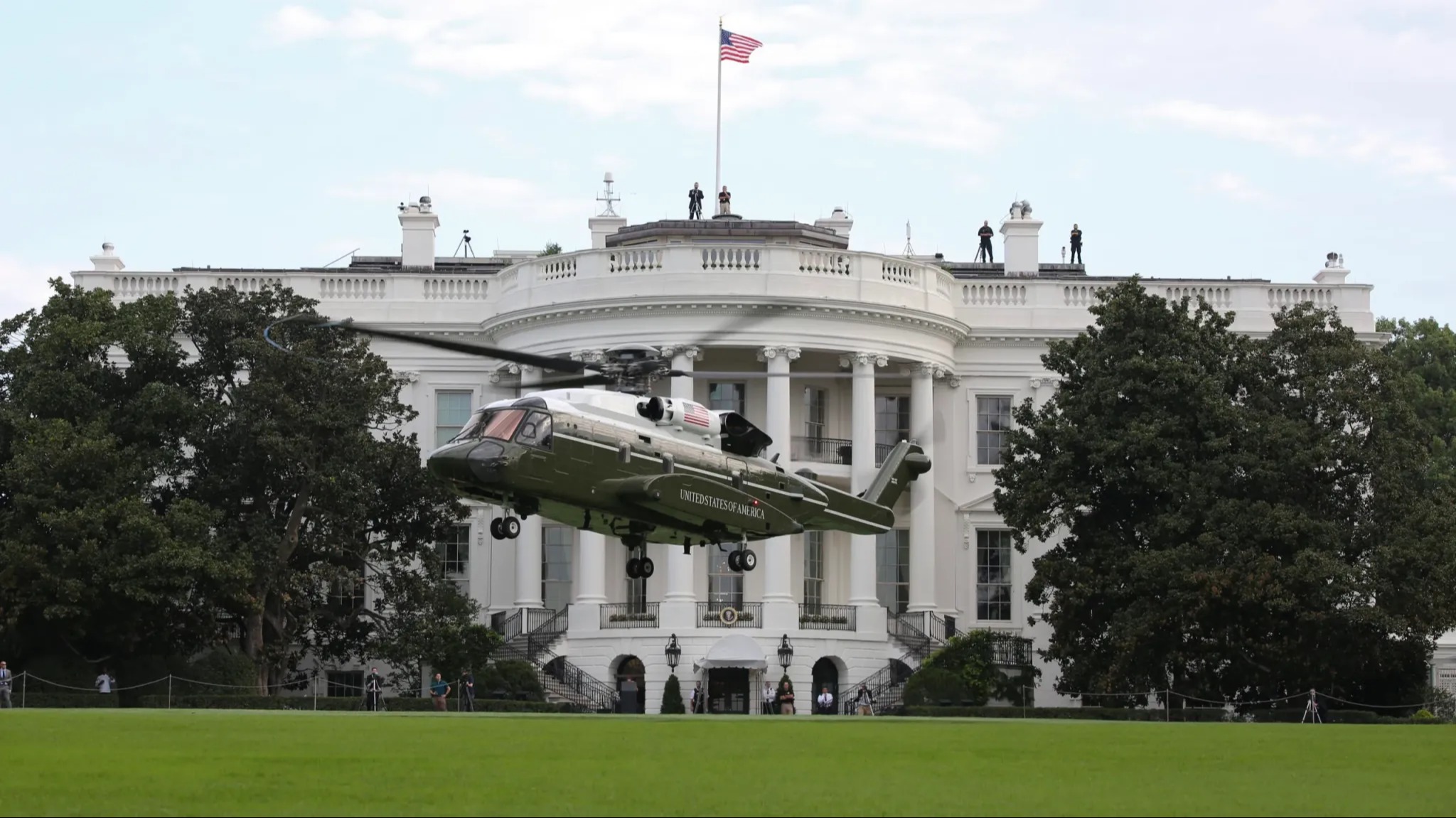 VH-92A 2018'de Beyaz Saray'ın güney çimlerinin üzerinde