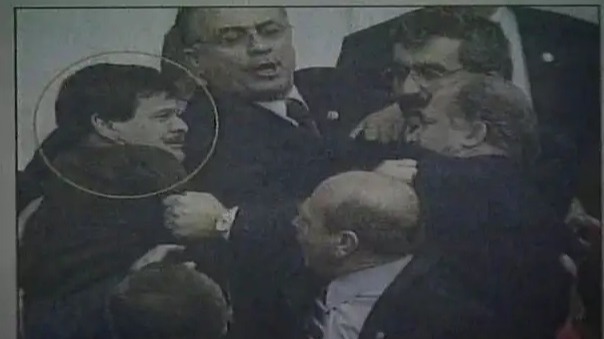 MHP'li ve DYP'li milletvekilleri arasında çıkan kavgada, DYP Şanlıurfa Milletvekili Fevzi Şıhanlıoğlu, MHP milletvekillerinden aldığı yumruk darbeleri sonrasında kalp krizi geçirerek hayatını kaybetti.