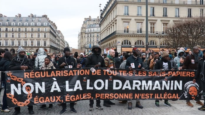 Fransa Cumhurbaşkanı Macron tartışmalı göç yasasını onayladı