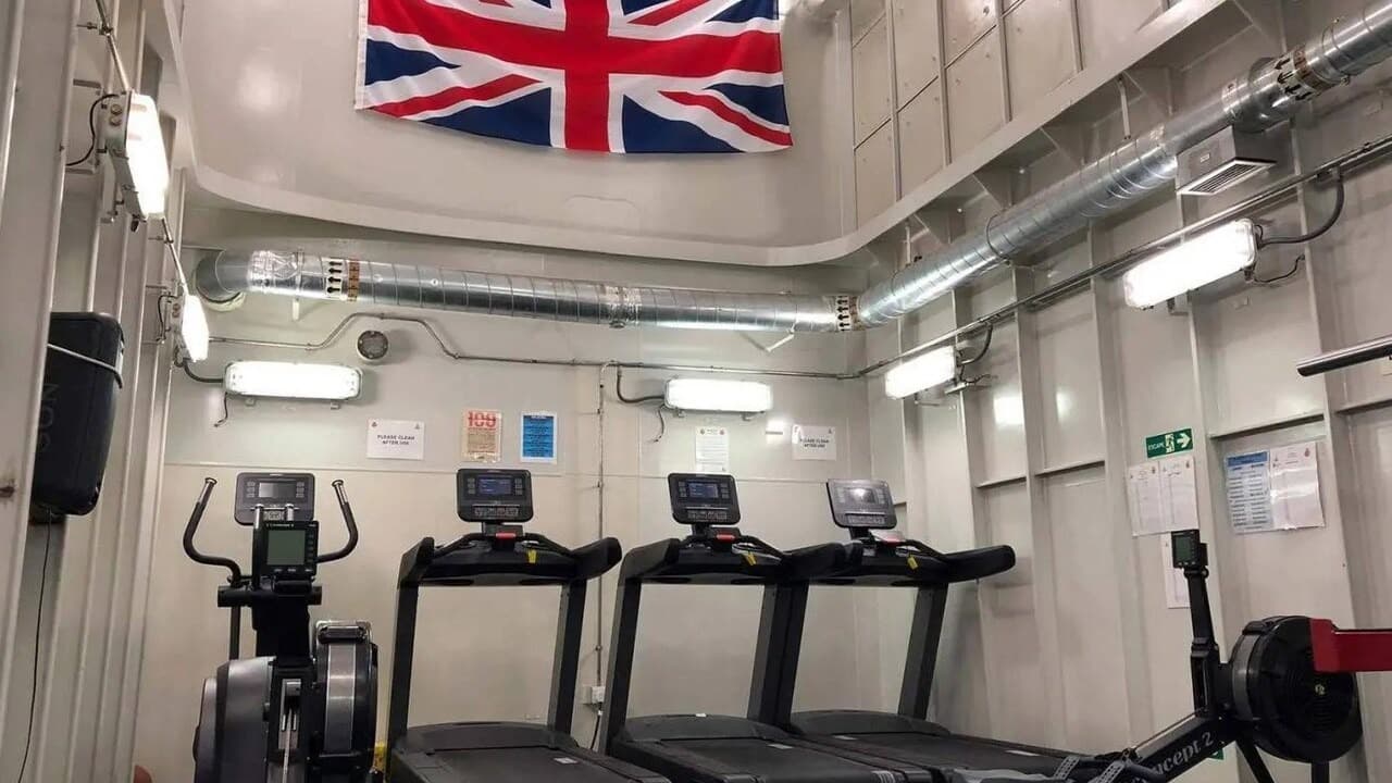 İngiltere'nin savaş gemileri, saldırı füzelerinin olması gereken yerde spor salonuna sahip