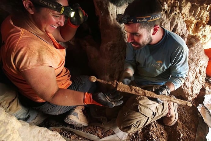 Ölü Deniz Mağarasına saklanmış Antik Roma kılıçları bulundu