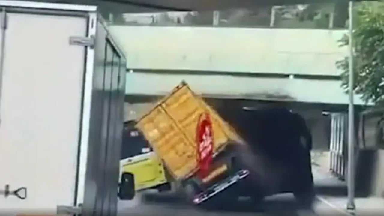 Florya'da bir TIR, İETT otobüsünün üzerine devrildi.
