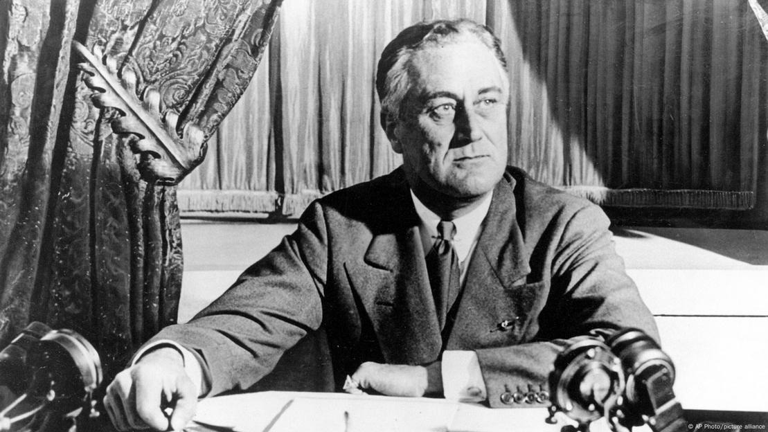 ABD 1933 yılında tarihindeki en kötü ekonomik krizini yaşarken, eski ABD Başkanı Franklin D. Roosevelt (fotoğraftaki) göreve başlamayı bekliyor, eski ABD Başkanı Herbert Hoover ise görev süresinin sona ermesini bekliyordu. Fotoğraf: AP