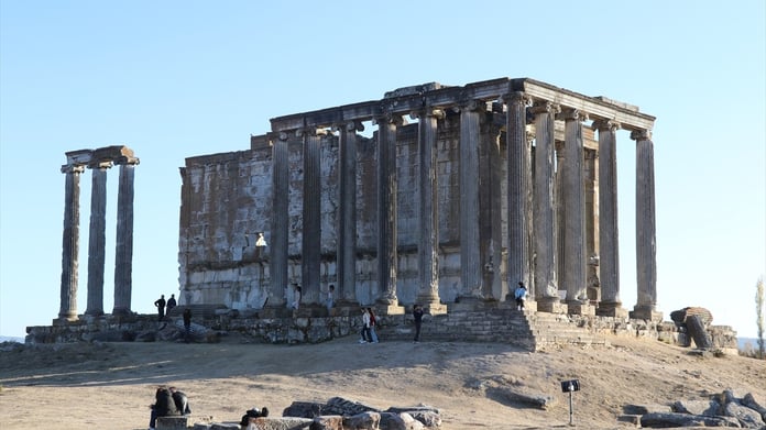 Aizanoi'de anıtsal kapı ile 2 bin yıllık tiyatro maskı ortaya çıktı