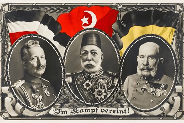 Bir Alman propagandası, Kayzer Wilhelm II, V. Mehmed ve I. Franz Joseph arasında imzalanan ve Osmanlı İmparatorluğu'nu Birinci Dünya Savaşı'na sokan savunma anlaşmasını işaret ediyor.