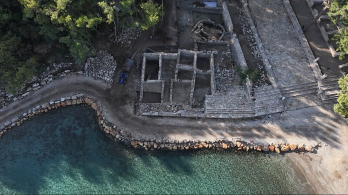 Phaselis Antik Kenti'ndeki kazılarda kutsal alan ve adak heykeller bulundu