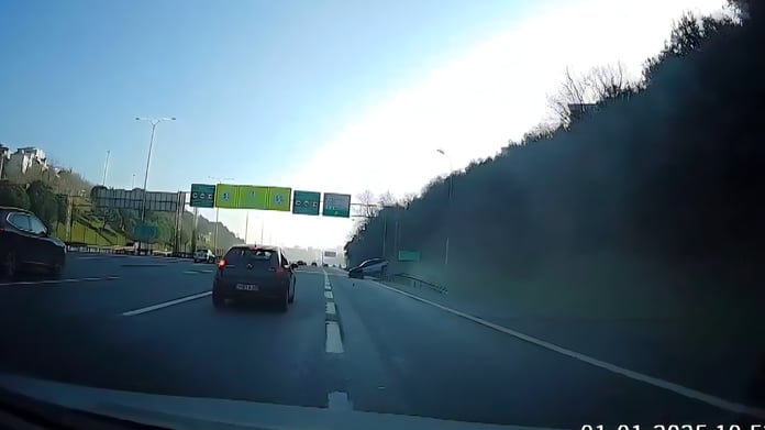 TEM Otoyolu'nda otomobil, 3 araca çarptı