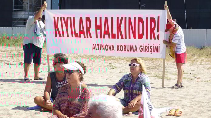 Çeşme ve Ayvalık'ta sahile havlu serip, oturma eylemi yaptılar