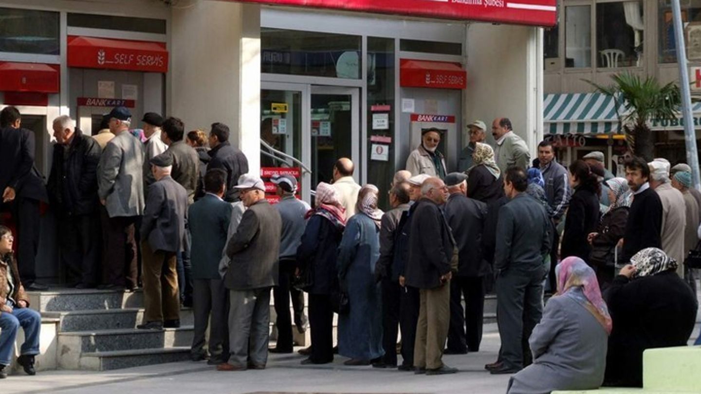 Hükümet emeklilik sistemini değiştirmek için düğmeye bastı