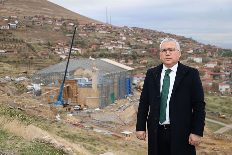 Cami ve darüşşifada devam eden restorasyonla ilgili bilgi veren Şimşek, şunları kaydetti: