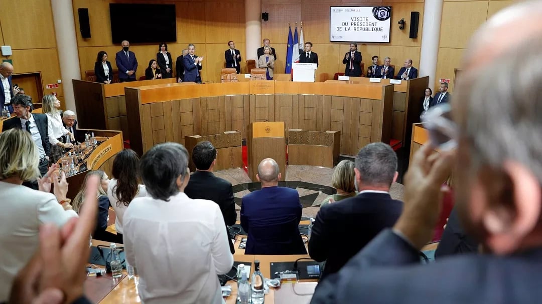 Korsika Meclisi üyeleri Macron'u ayakta alkışladı