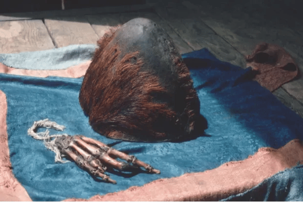 Nepal, Pangboche'de sergilenen bir Yeti'nin eli ve kafa derisi. Yapılan testler, vücut parçalarının sırasıyla bir insana ve bir Berow'a (keçi benzeri bir hayvan) ait olduğunu göstermiştir.