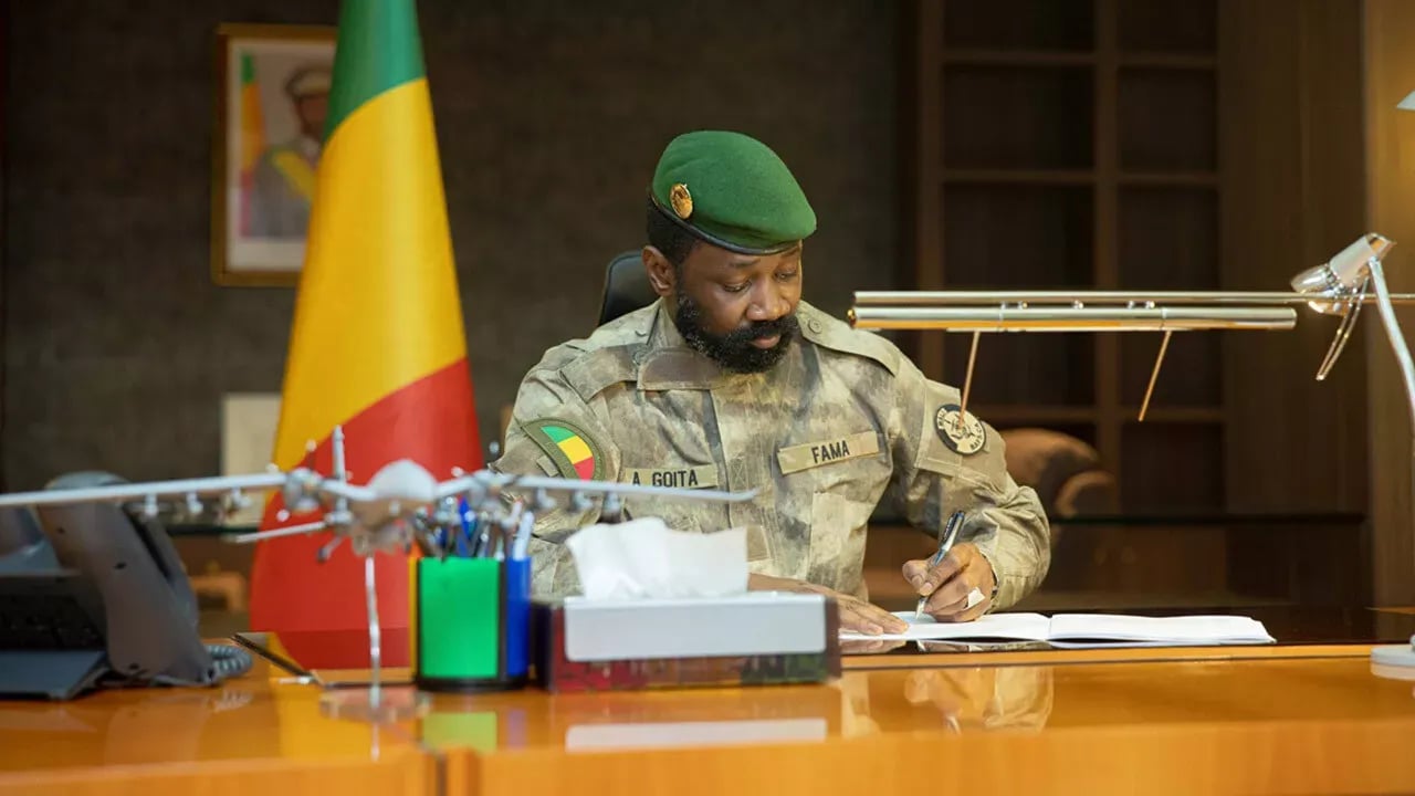 Mali Devlet Başkanı Albay Assimi Goita Mali'nin yeni anayasasını imzalıyor