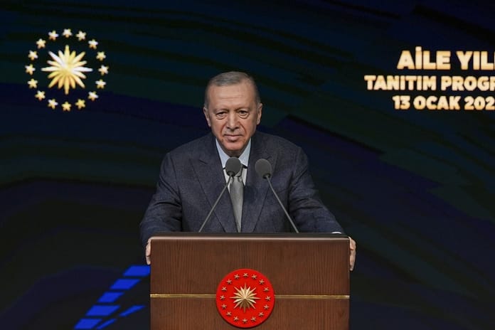 Cumhurbaşkanı Erdoğan açıkladı: Yeni evleneceklere faizsiz kredi ve doğum yardımı geliyor