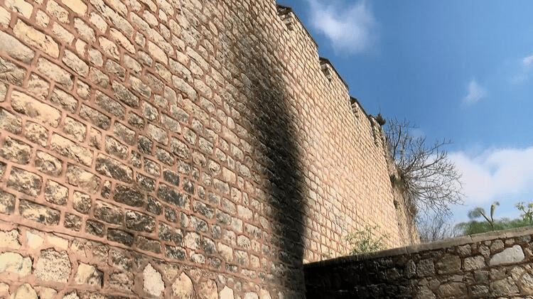 1600 yıllık surları mangalcılar kararttı