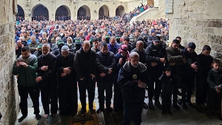 Gazze'de ateşkesten sonra ilk Cuma namazı bombalanan camilerin enkazında kılındı