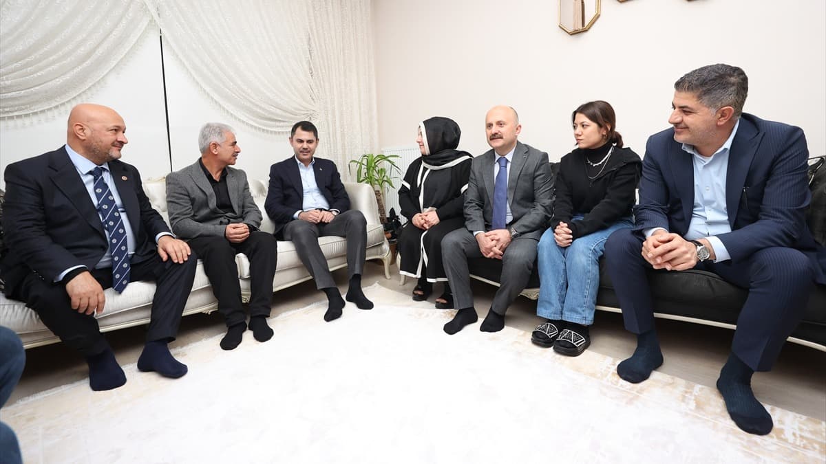 Bakan Kurum'dan, depremzede başöğretmene anlamlı ziyaret