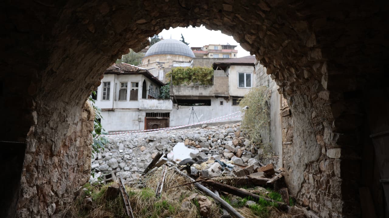 Enkaz altından tarihi yer altı hamamı çıktı