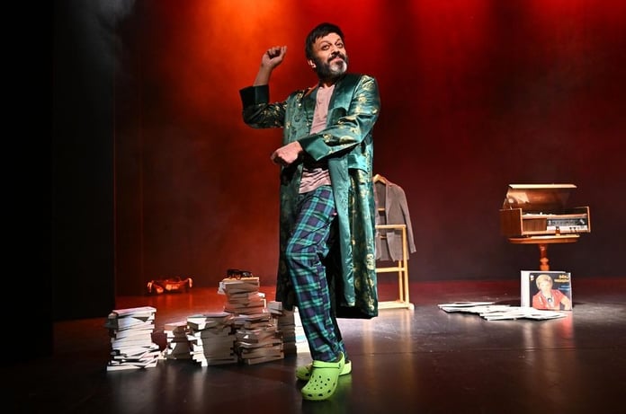 Serhat Kılıç, tek kişilik oyunu 'Kırık Plak' ile sahnede