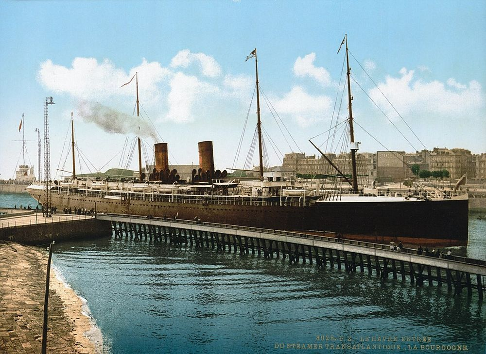 Transatlantik vapur La Bourgogne, Fransa'nın Le Havre limanına giriyor.