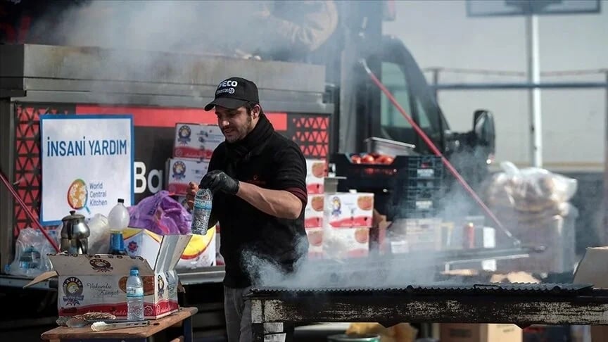 ABD merkezli uluslararası gönüllü yardım kuruluşu World Central Kitchen, Kahramanmaraş merkezli depremlerde en çok etkilenen illerden Hatay'da binlerce kişiye yemek verdi.