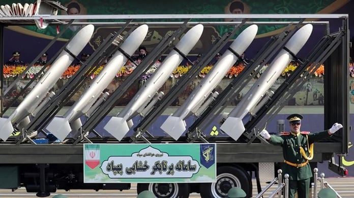 İran, yeni balistik füze ile kamikaze insansız hava aracını sergiledi