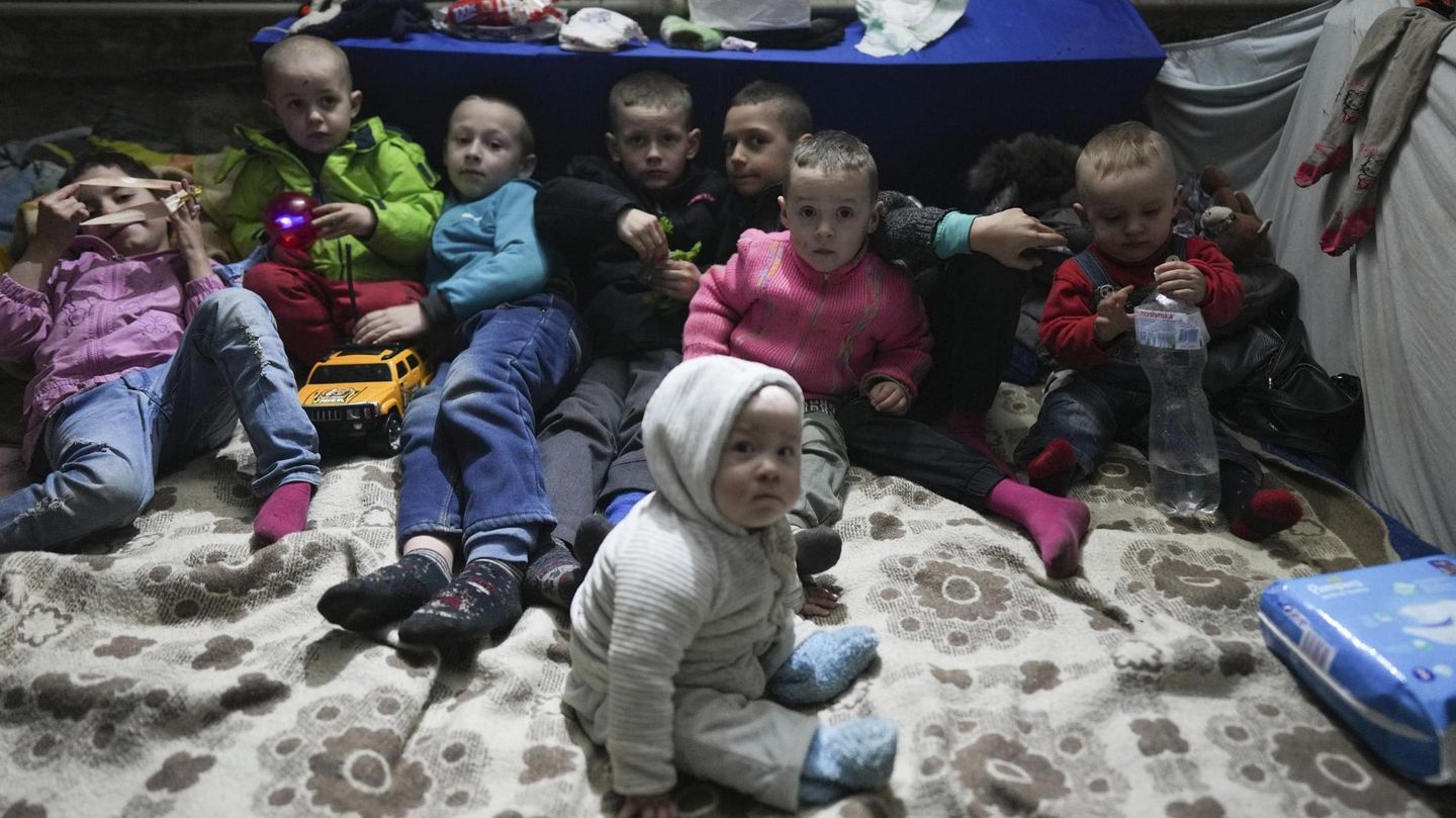 Financial Times: Rus yetkililer Ukrayna'dan çocukları kaçırıp darp etti