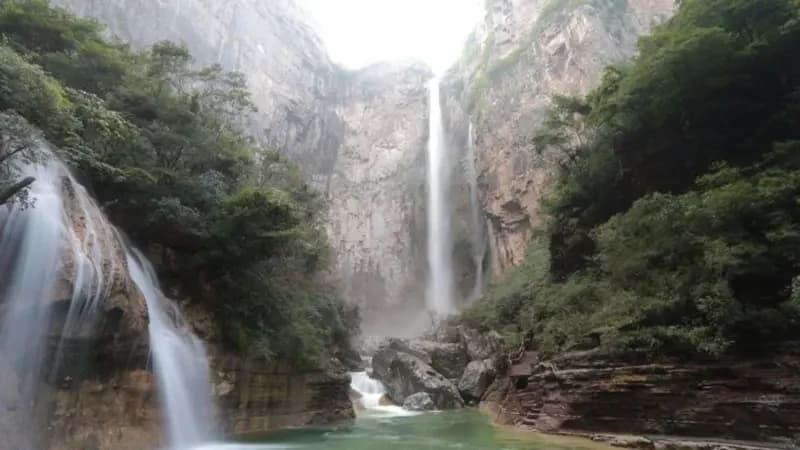 Çin'in en yüksek şelalesine su borudan verildiği ortaya çıktı