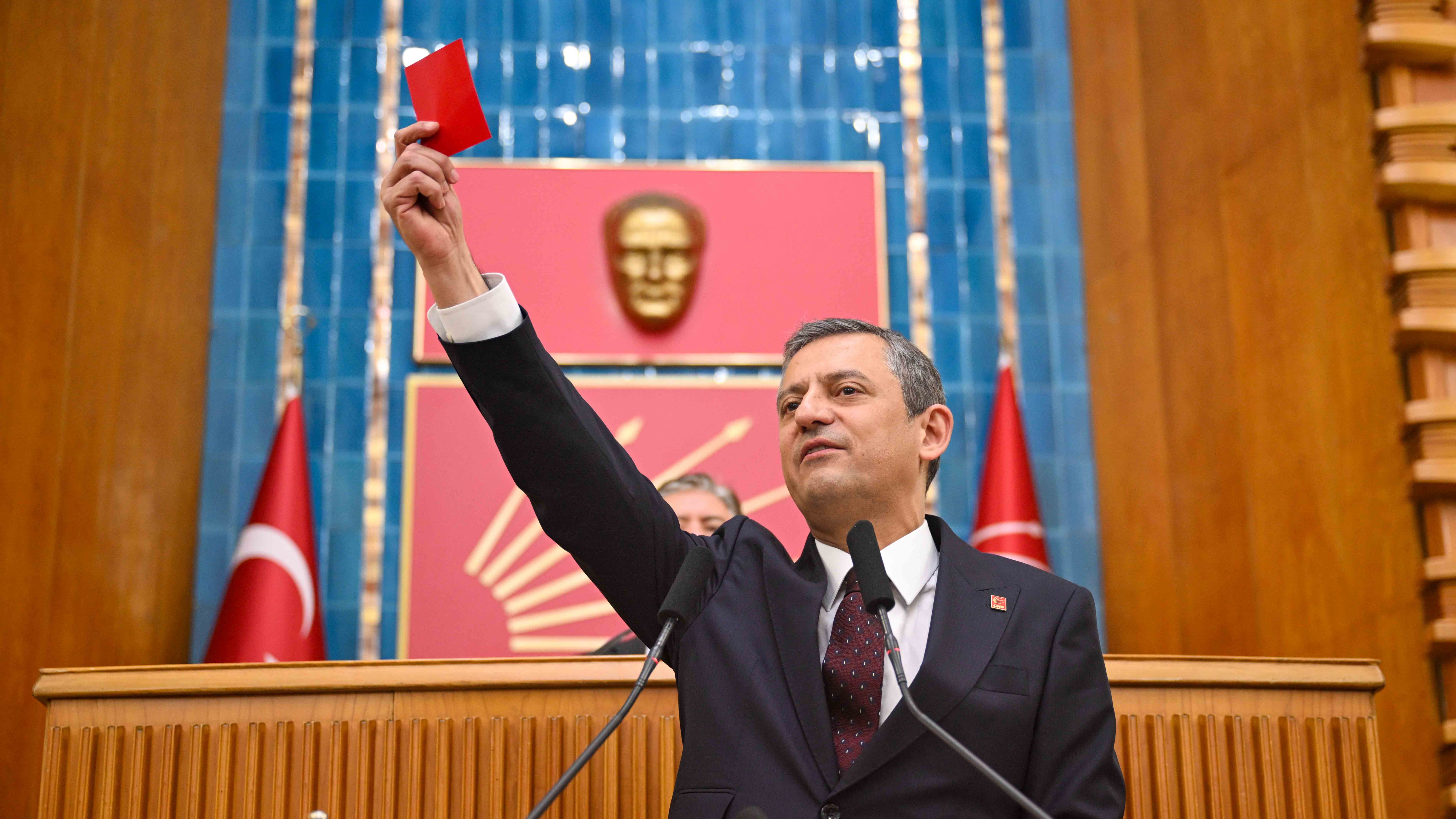 Özgür Özel grup konuşmasında kırmızı kart gösteriyor. Fotoğraf: AA