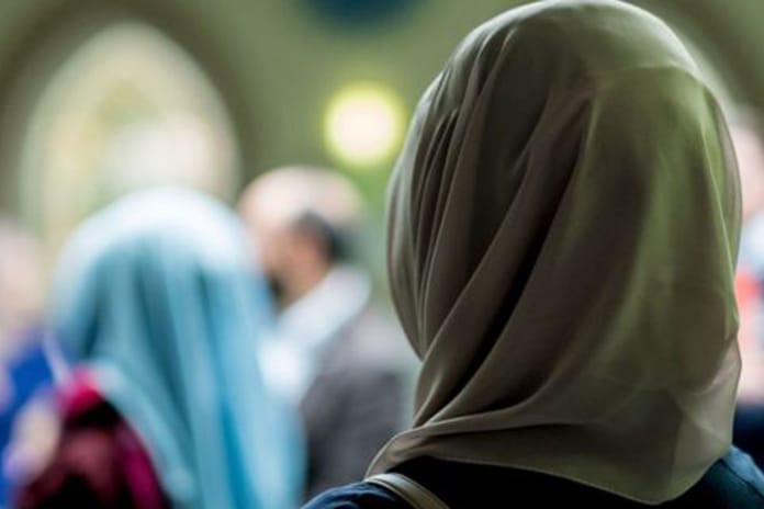 Fransa başörtüsünü yasaklamaya hazırlanıyor