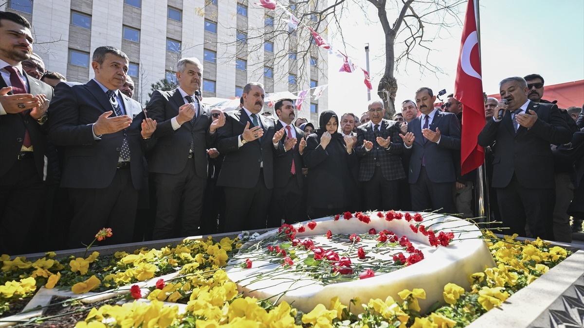 Büyük Birlik Partisi (BBP) Kurucu Genel Başkanı Muhsin Yazıcıoğlu, vefatının 15. yılında Taceddin Dergahı'ndaki kabri başında anılıyor. Fotoğraf: AA
