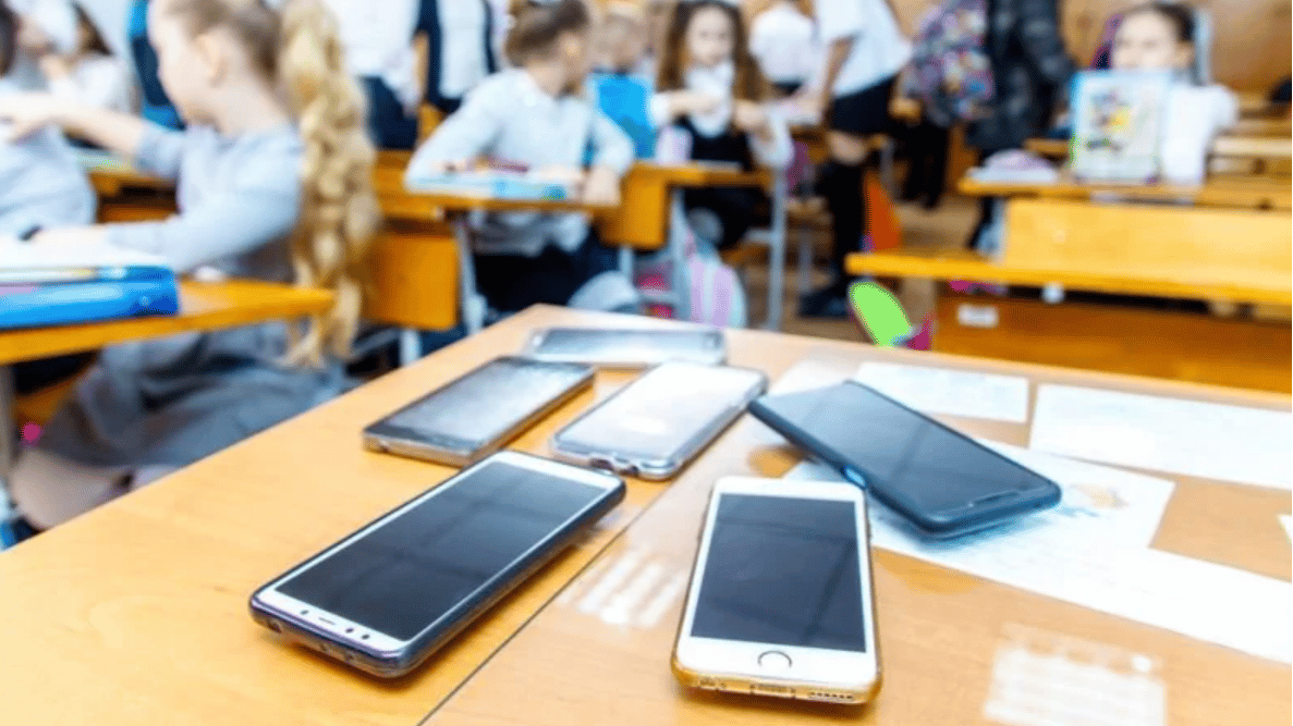 Avrupa'da akıllı telefon yasakları: Öğrenciler okullarda kullanamayacak