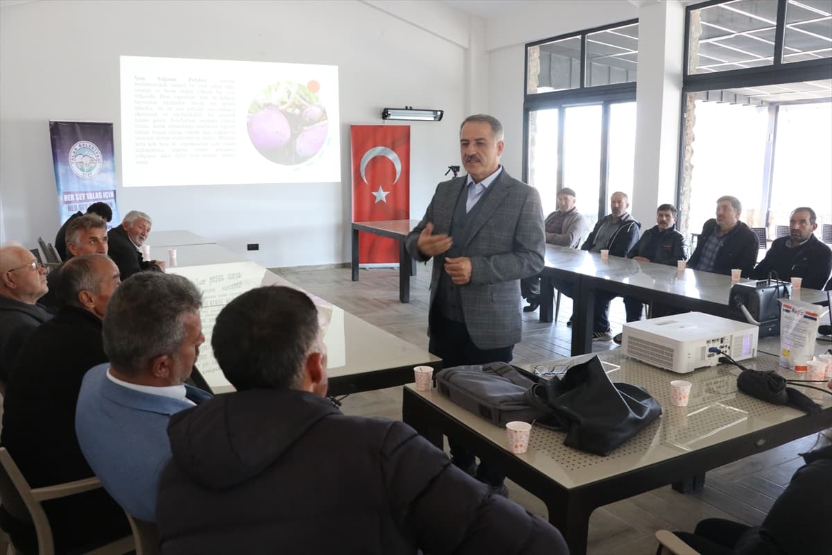 Ziraat profesörü, 10 yıldır çiftçilere ücretsiz eğitim veriyor