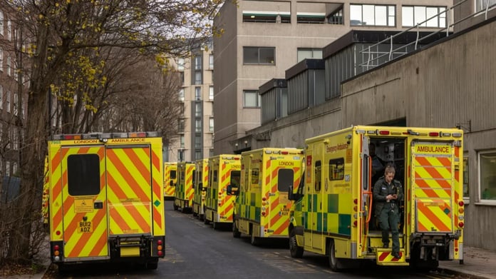 İngiltere'de sağlık sistemi krizi: Ambulans ve acil servis hizmetleri durma noktasına geldi