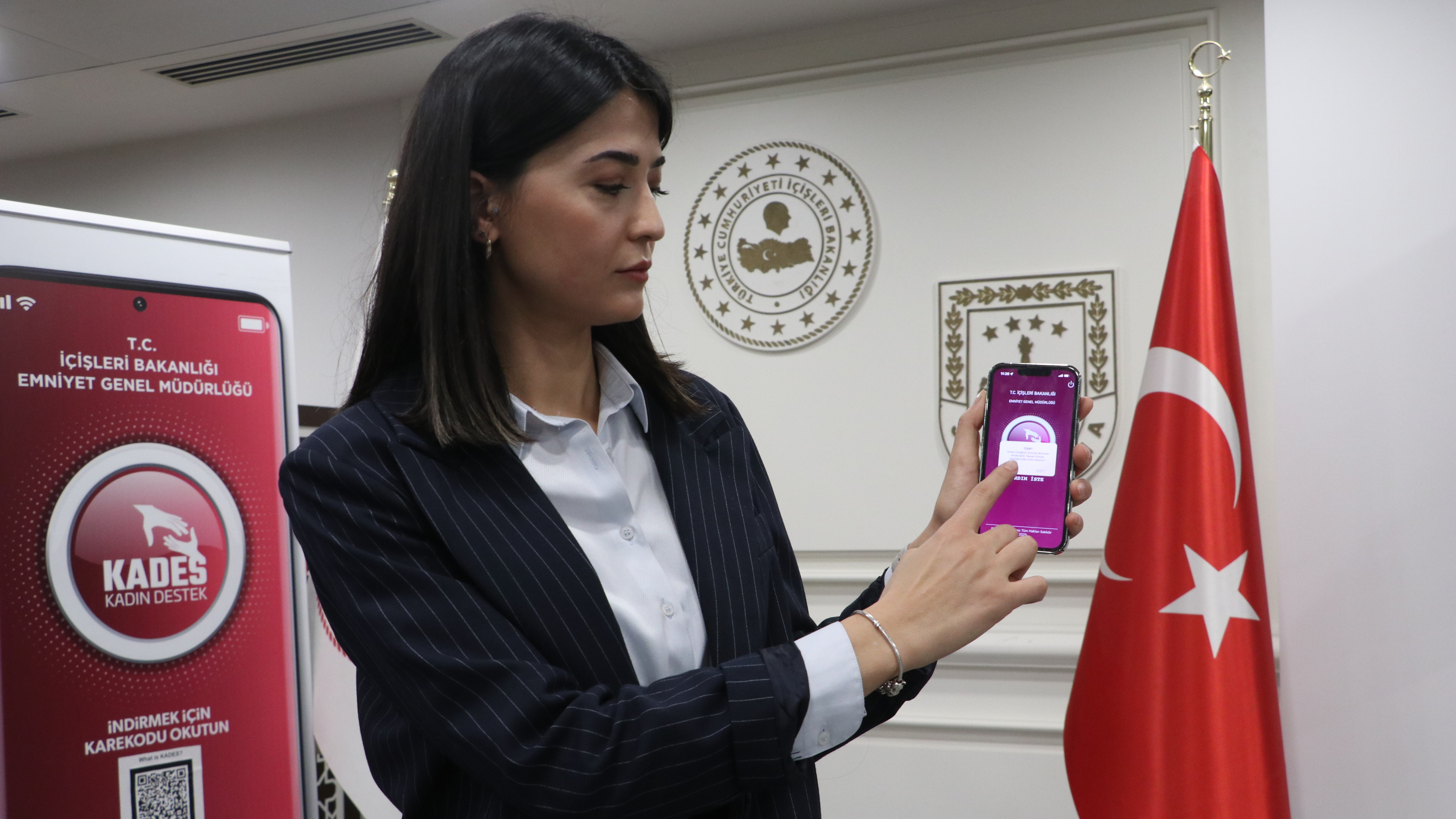 Aile İçi ve Kadına Karşı Şiddetle Mücadele Şube Müdürlüğü'nde görevli Komiser Yardımcısı Vesile Kaplan KADES uygulamasını tanıtıyor. Fotoğraf: DHA